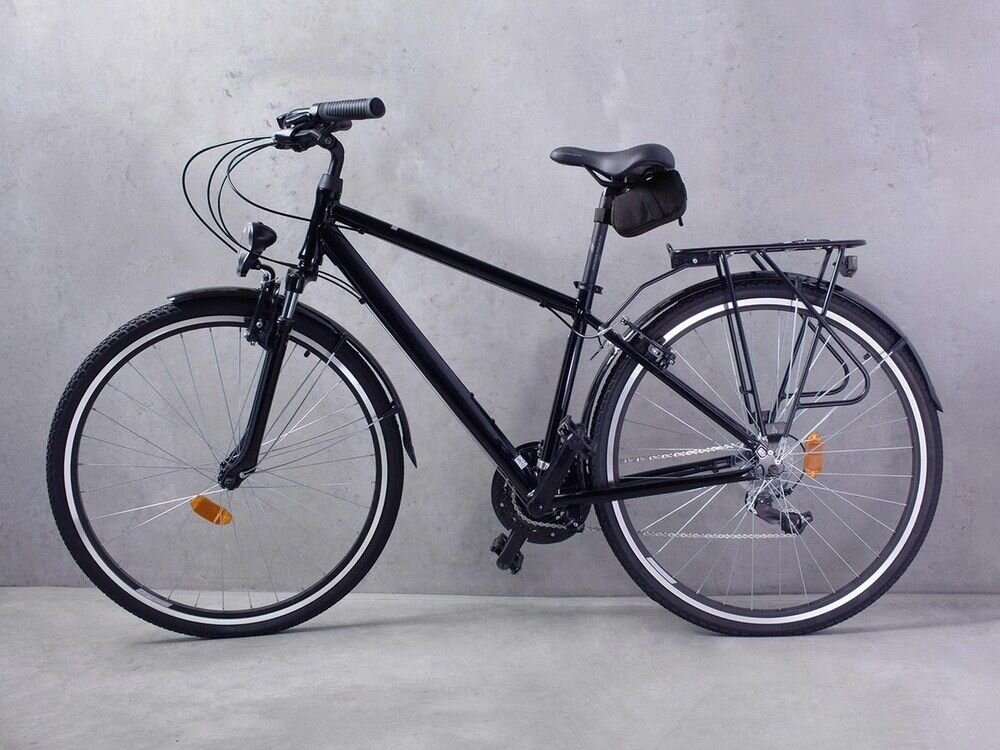 Torba rowerowa podsiodłowa WOZINSKY WBB8BK, uniwersalność, miasto, teren, estetyka, Rower miejski z torbą podsiodłową przy ścianie.