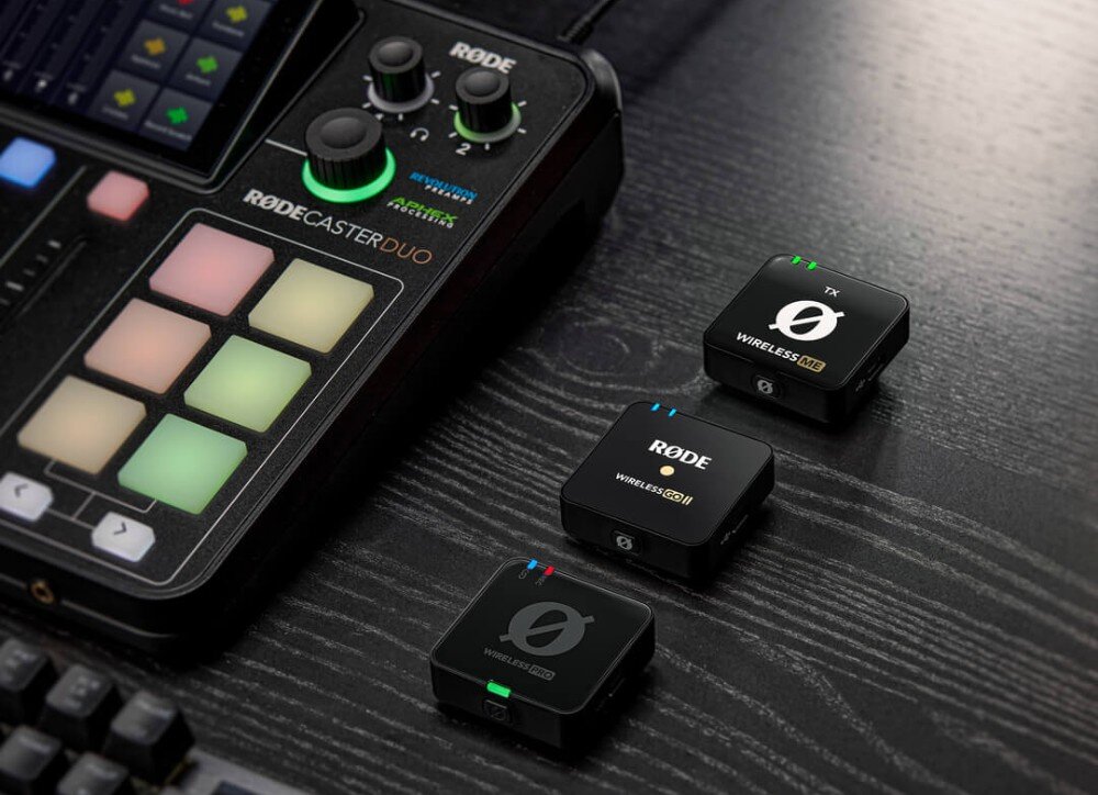 Zestaw RODE Creator Kardioidalny Trzy bezprzewodowe nadajniki leżą obok konsolety audio. Każde z urządzeń ma oznaczenie modelu i kolorowe diody LED, łączność bezprzewodowa