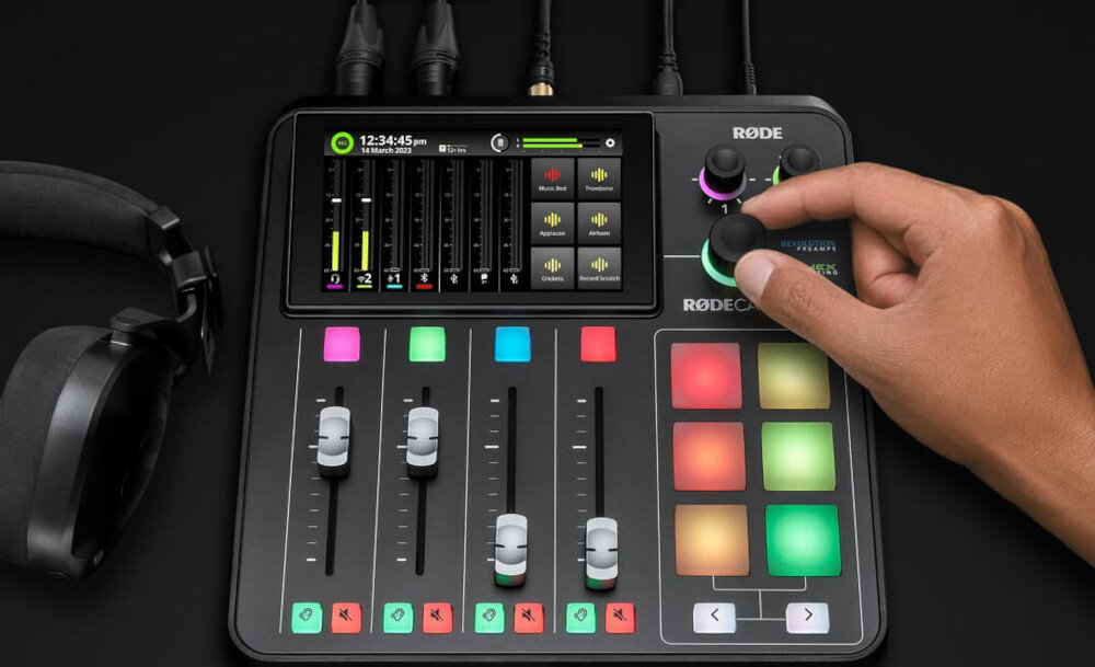 Zestaw RODE Duo Podcast Kit - Możliwości konfiguracji, interfejs sotjący na blacie, obok leżą słuchawki