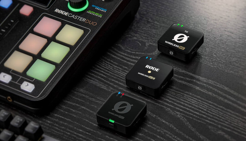 Zestaw RODE Duo Podcast Kit - Wolność twórcza dzięki bezprzewodowości, transmitery położone na biurku, obok interfejs