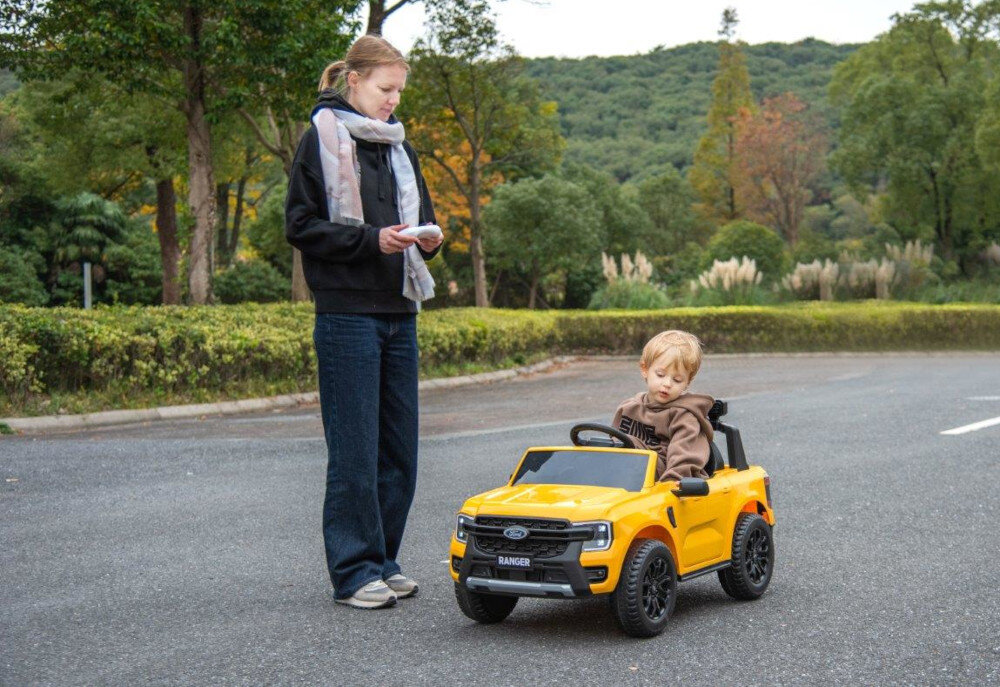 Samochód dla dziecka SUN BABY Ford Żółty pilot zdalnego sterowania kontrola nad poruszaniem sie samochodu