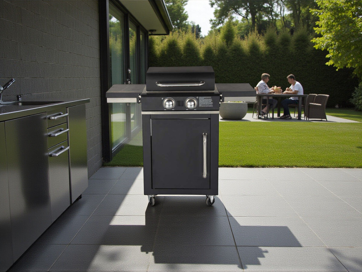 Grill elektryczny MIRPOL MIR760, taras, grill, gotowanie, smażenie, Grill MIRPOL MIR760 na tarasie, w tle nowoczesna kuchnia zewnętrzna i stół ogrodowy z dwiema osobami.
