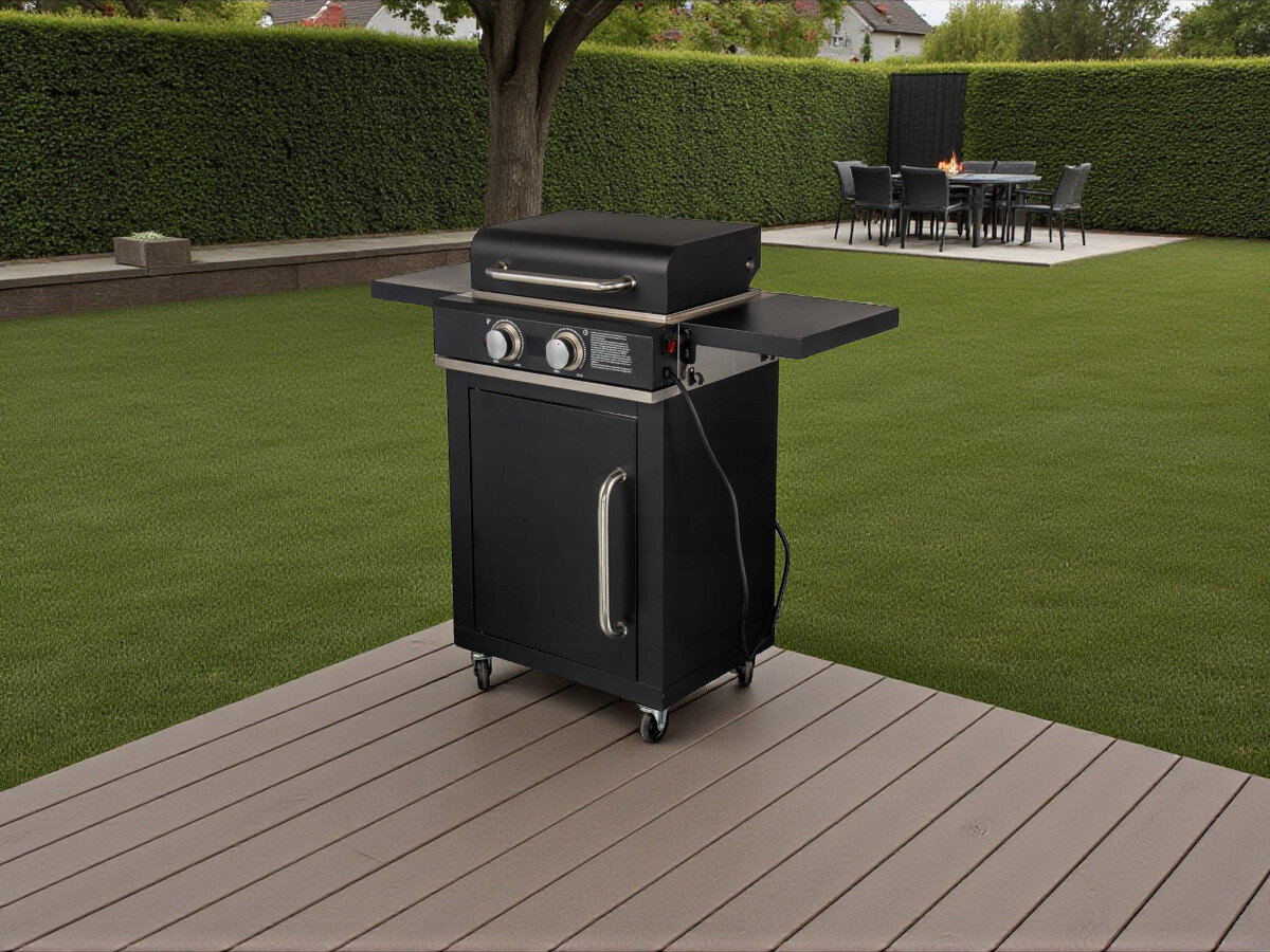 Grill elektryczny MIRPOL MIR760, grill ogrodowy tarasowy, duży ruszt, regulacja, mobilność, Grill elektryczny MIR760 na drewnianym tarasie, uruchomiony, przewód zasilający widoczny, otoczenie z zielenią.