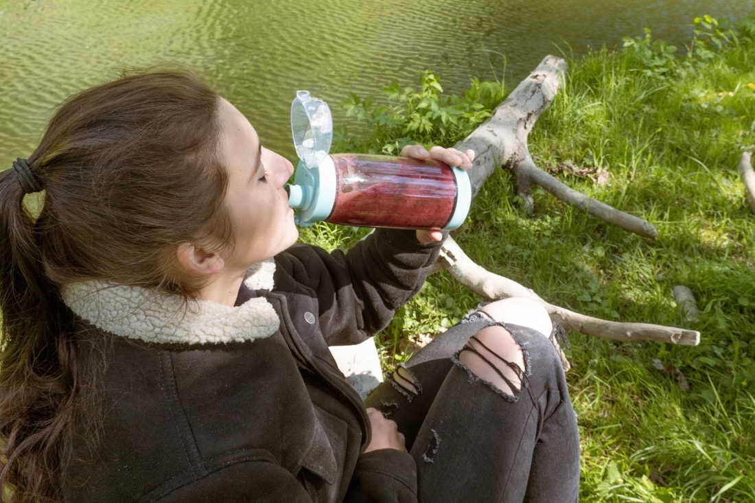 Blender personalny CONCEPT Smoothie FitMaker SM4002 Bezprzewodowy Niebieski Wyjmowany pojemnik pojemność przekształcenie butelka zabezpieczenie pokrywka dzióbek wygoda bezpieczeństwo praktyczny pasek pewny chwyt wykonanie