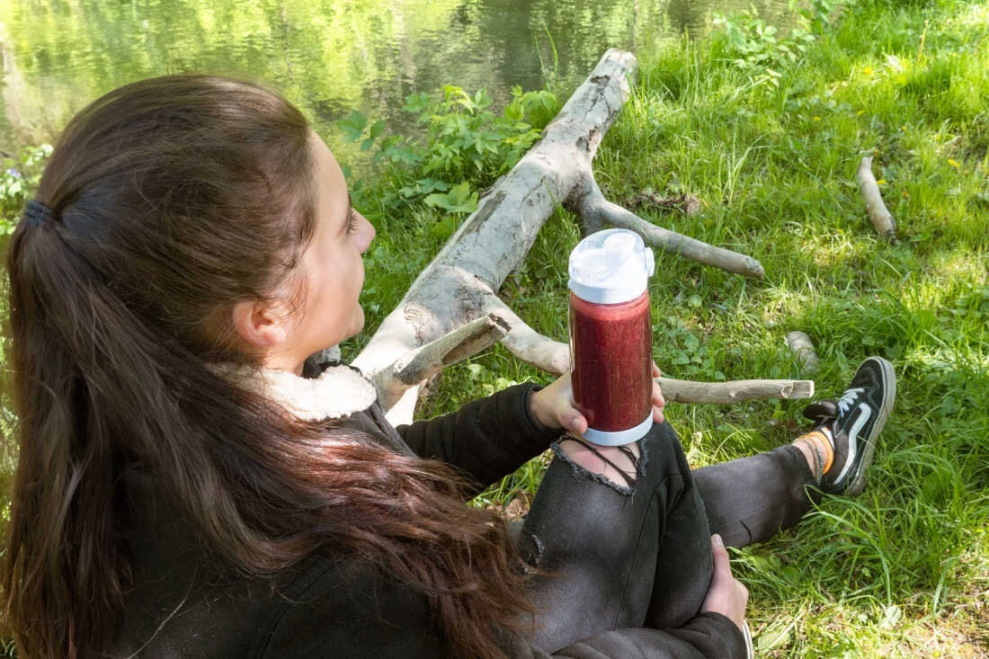 Blender personalny CONCEPT Smoothie FitMaker SM4000 Bezprzewodowy Biały Wyjmowany pojemnik pojemność przekształcenie butelka zabezpieczenie pokrywka dzióbek wygoda bezpieczeństwo praktyczny pasek pewny chwyt wykonanie