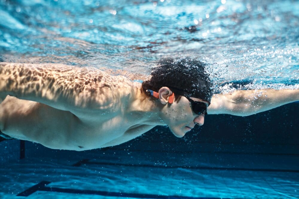 Słuchawki SHOKZ OpenSwim Pro Wodoodporne dzwiek bas glosnosc technologia przewodnictwo premiumpitch