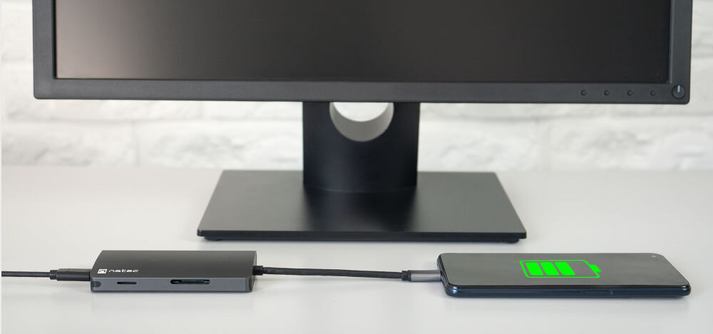 Adapter NATEC Multiport FOWLER 2 V2 USB-C ładowanie przelotowe z wykorzystaniem wbudowanego portu USB-C wsparcie technologii
Power Delivery 3.0 automatyczne dostosowywanie natężenia i mocy do 100 W