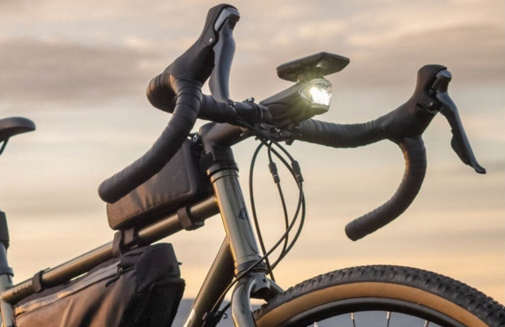 Lampka rowerowa KROSS Race 300 Warunki atmosferyczne pogoda widoczność materiał wilgoć szczelna obudowa ochrona deszcz solidna konstrukcja uszkodzenia mechaniczne
