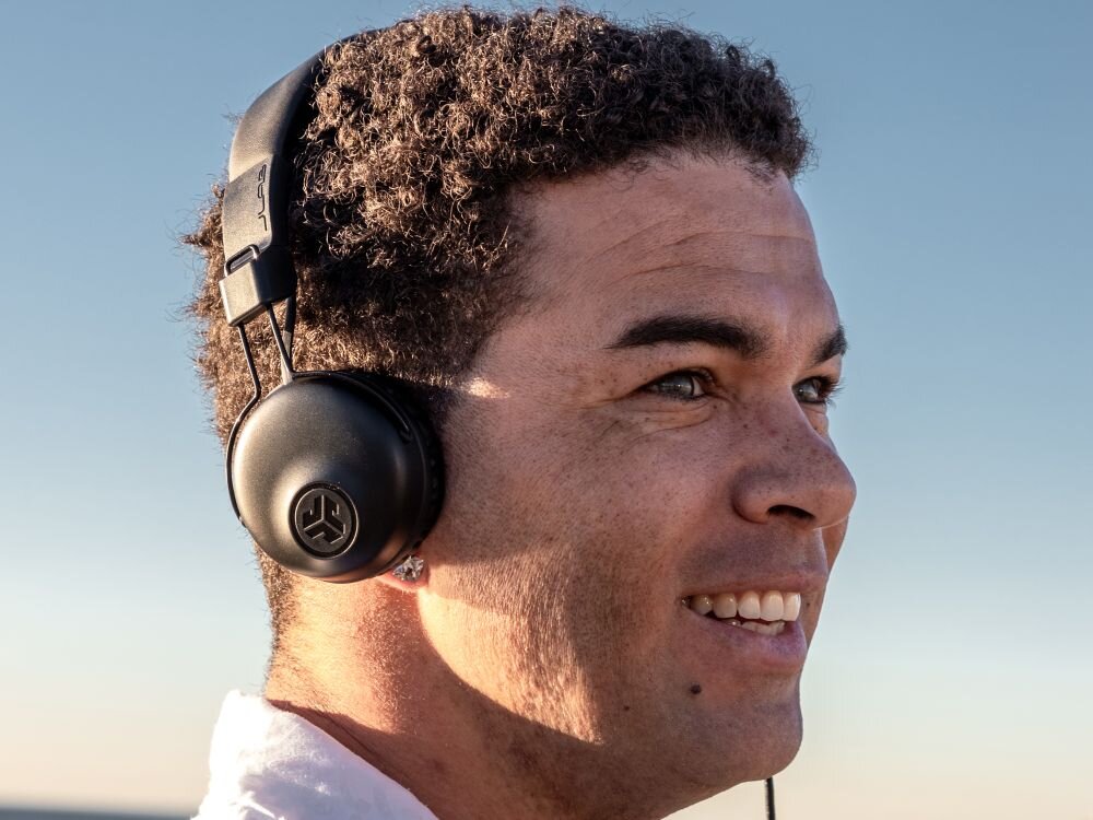 Słuchawki nauszne JLAB Studio On Ear design komfort lekkość dźwięk jakość wrażenia słuchowe ergonomia lekkość sport aktywność podróże czas pracy działanie akumulator