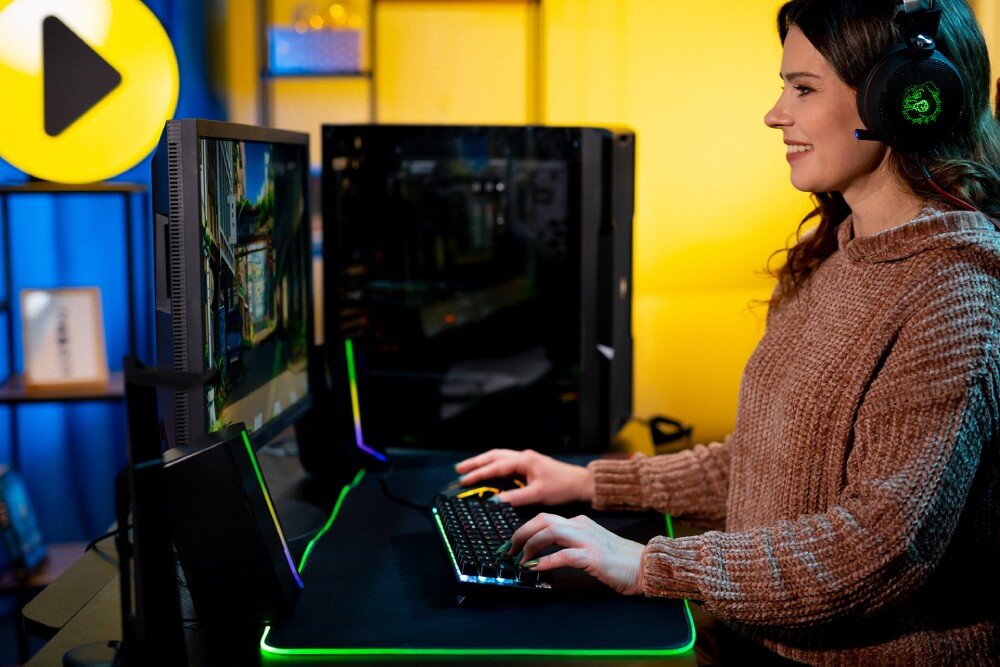 Komputer MAD DOG AMIRANI-A01WB16 R5-5600 16GB RAM 1TB SSD GeForce RTX3060 Windows 11 Home wygląd opis