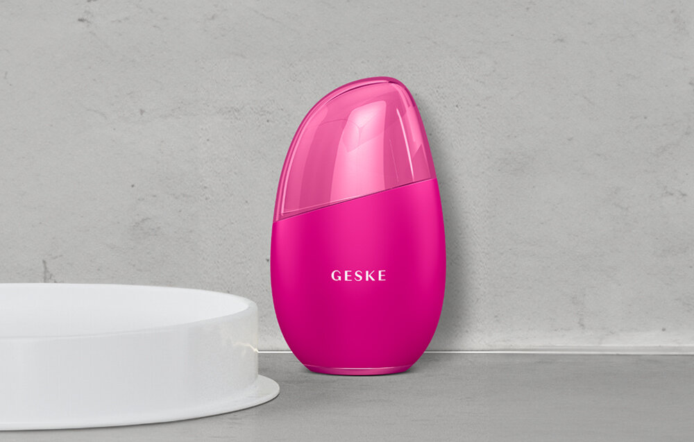 Masażer GESKE Cool & Warm 7w1 Magenta technologia głębokiego chłodzenia odkurczenie naczyń krwionośnych ujędrnienie skóry redukcja opuchlizny ciepła funkcja wspomaganie krążenia otwarcie porów naturalny blask skóry system odnowy cery młodsza promienna skóra poprawa wyglądu oraz samopoczucia