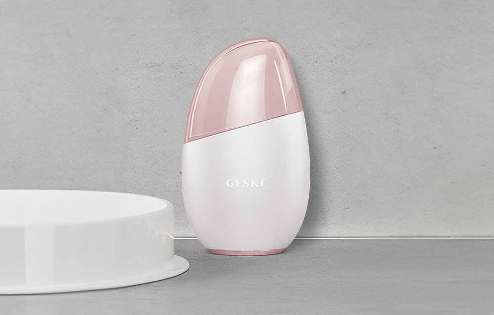 Masażer GESKE Cool & Warm 7w1 Biały technologia głębokiego chłodzenia odkurczenie naczyń krwionośnych ujędrnienie skóry redukcja opuchlizny ciepła funkcja wspomaganie krążenia otwarcie porów naturalny blask skóry system odnowy cery młodsza promienna skóra poprawa wyglądu oraz samopoczucia