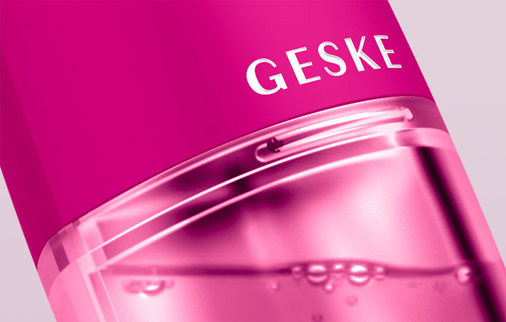 Odkurzacz do wągrów GESKE 8w1 z Aplikacją Magenta intensywne nawilżenie moc wody elastyczność gładkość technologia Hydrating Ultra Aqua Cleansing poziom komórkowy regeneruje regularne stosowanie odpowiedni poziom nawilżenia młodzieńczy blask opóźnienie procesów starzenia 