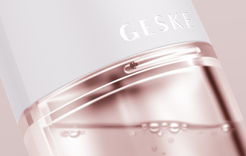 Odkurzacz do wągrów GESKE 8w1 z Aplikacją Biały intensywne nawilżenie moc wody elastyczność gładkość technologia Hydrating Ultra Aqua Cleansing poziom komórkowy regeneruje regularne stosowanie odpowiedni poziom nawilżenia młodzieńczy blask opóźnienie procesów starzenia