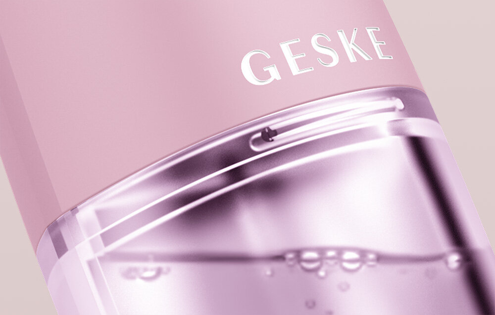 Odkurzacz do wągrów GESKE 8w1 z Aplikacją Różowy intensywne nawilżenie moc wody elastyczność gładkość technologia Hydrating Ultra Aqua Cleansing poziom komórkowy regeneruje regularne stosowanie odpowiedni poziom nawilżenia młodzieńczy blask opóźnienie procesów starzenia 