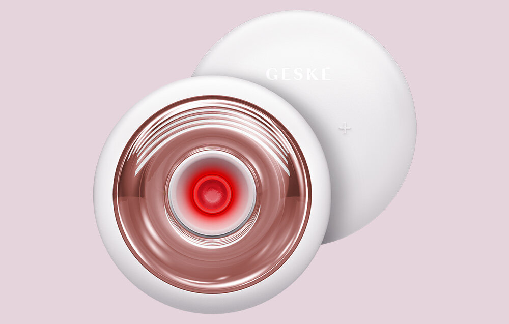 Masażer GESKE Cool & Warm 9w1 Biały technologia czerwonego światła funkcja SmartSonic Pulsation regeneracja odmłodzenie skóry szybkie widoczne rezultaty praktyczne rozwiązania świeżość redukcja cieni i worków pod oczami wygładzenie drobnych zmarszczek młodszy zdrowszy wygląd twarzy 