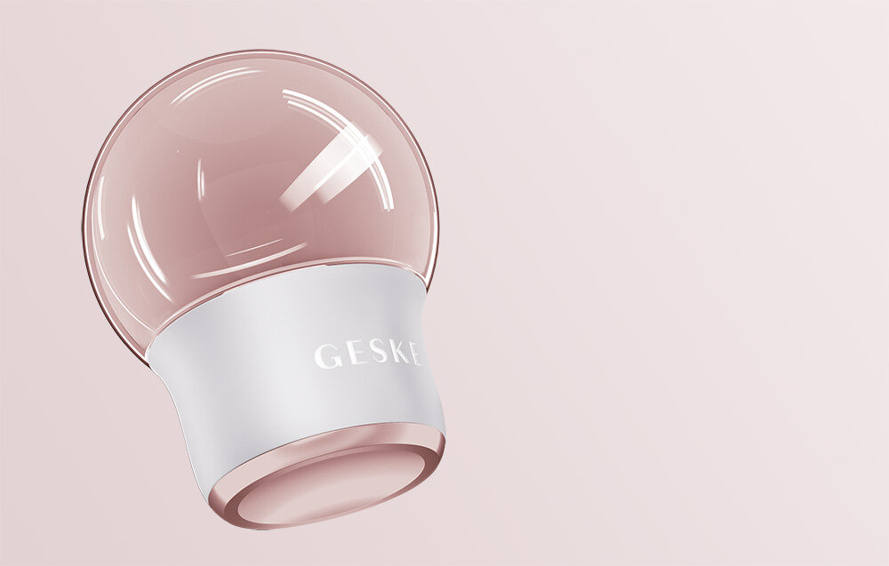 Masażer GESKE Cool & Warm 7w1 Biały skóra pełna świeżości blasku zrelaksowanie regeneracja system chłodzenia umieszczenie w lodówce przed zabiegiem efekty zredukowanie oznak zmęczenia uzyskanie jędrności rozświetlenie skóry 