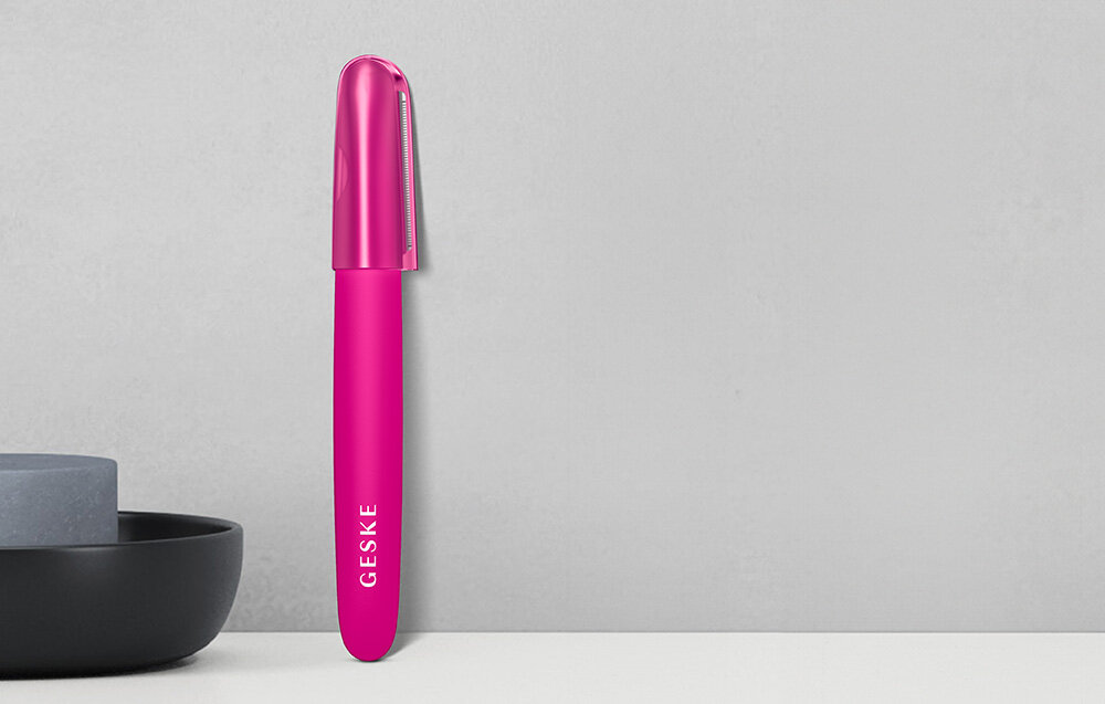 Trymer GESKE Precision Trimmer 4in1 Magenta walka ze zbędnym owłosieniem trymer magenta poręczny oparty o ścianę