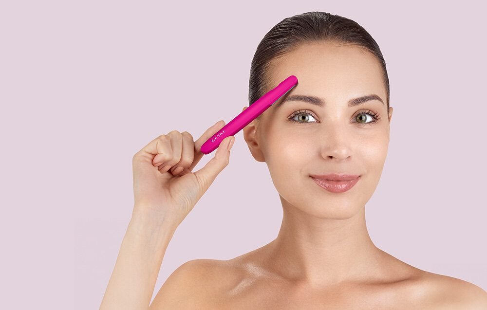 Trymer GESKE Precision Trimmer 4in1 Magenta do usuwanie zbędnych włosków wysoki poziom higieny i komfortu uniwersalność dla każdego typu skóry prostota obsługi wysoka skuteczność mikroostrza konturowe precyzja delikatność silikonowa powierzchnia pewny chwyt bezpieczeństwo użytkowania tytuł No.1 Beauty Innovation magazynu ELLE