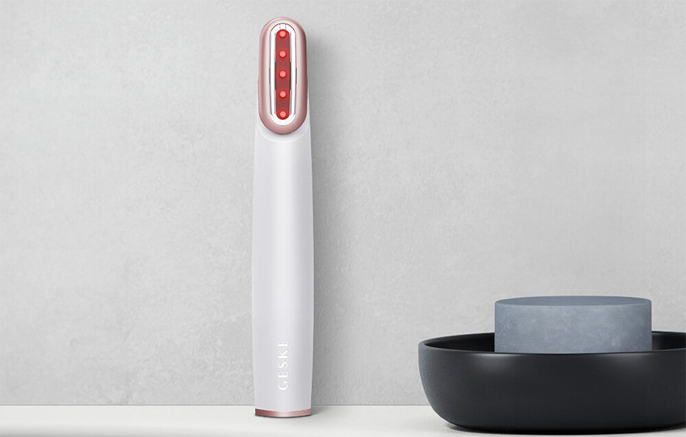 Masażer do twarzy GESKE 7w1 Biało - różowy promienna skóra magia do codziennej pielęgancji mikroprądy pulsacja SmartSonic czerwone światło LED thermo deep warming ujędrniona odmłodzona skóra zapobieganie powstawaniu zmarszczek odżwyiona promienna skóra dedykowana aplikacja tajniki piękna zadowoleni użytkownicy