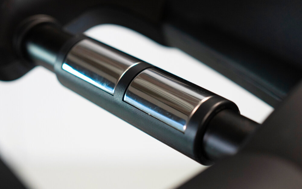 Bieżnia elektryczna BH FITNESS RS1000 2574W 22km-h zbliżenie na uchwyty z miernikiem pulsu maksymalne bezpieczeństwo przycisk klucz bezpieczeństwa natychmiastowe zatrzymanie urządzenia system pomiaru pulsu stabilna konstrukcja antypoślizgowe elementy