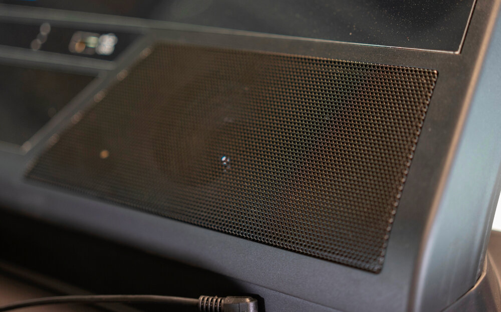 Bieżnia elektryczna BH FITNESS RS1000 2574W 22km-h zbliżenie na głośnik wbudowane głośniki możliwość podłączenia odtwarzacza MP3 słuchanie ulubionej muzyki komfort i swobodę ruchów przyciski szybkiego wyboru regulacja nachylenia