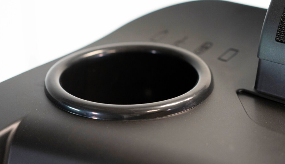 Bieżnia elektryczna BH FITNESS RS1000 2574W 22km-h zbliżenie na uchwyt na bidon waga 114 kg wysoka stabilność solidna konstrukcja wysokiej jakości materiały trwałe i odporne na uszkodzenia uchwyt na bidon