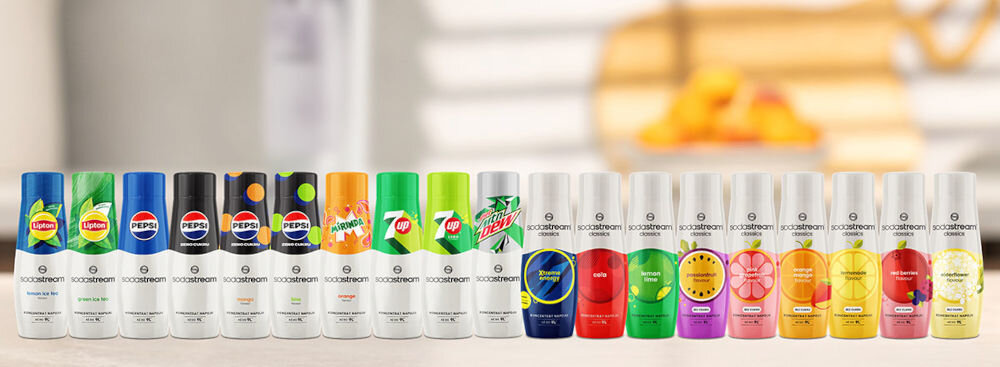Butelka SODASTREAM Silver jasne tło stojące butelki w rzędzie kolorowe różne smaki owocowa lemoniada 7 Up Pepsi ulubiony smak owocowe kompozycje marakuja kwiat czarnego bzu owoce leśne