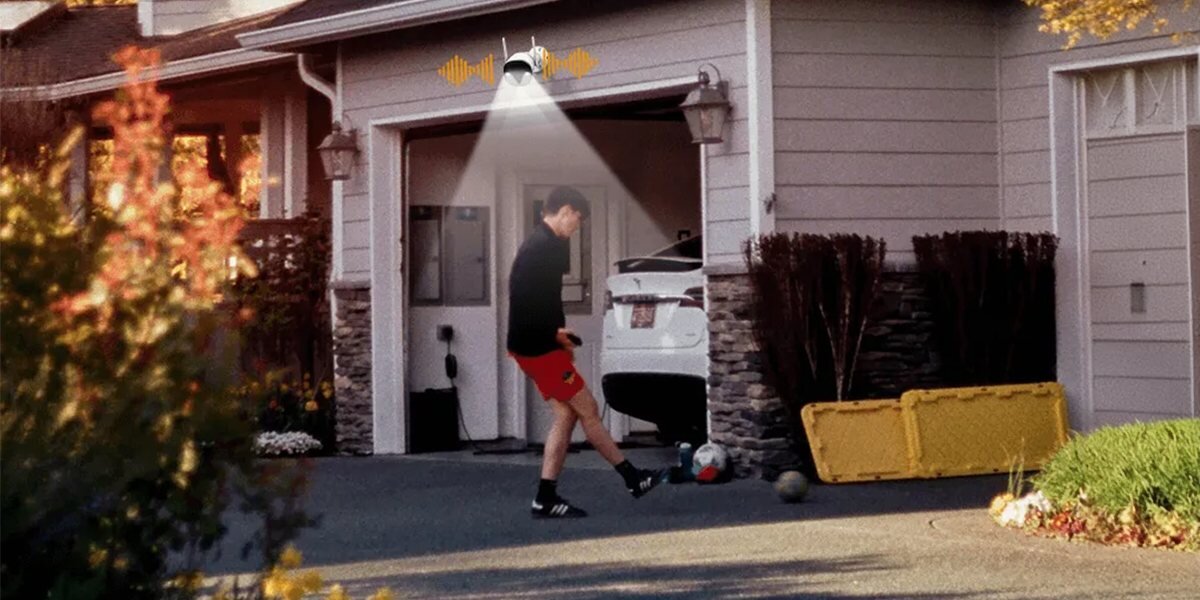 Kamera IMOU Bullet 2E 5MP Zewnętrzna, Wi-Fi / LAN, inteligentny, mikrofon, głośnik, kontakt, dwukierunkowe, osoba stoi przy kamerze i jest oświetlany przez nią