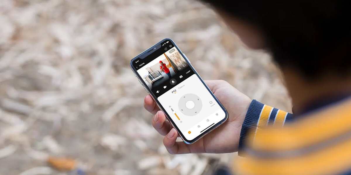 Kamera IMOU Cruiser Z 5MP Zewnętrzna, Wi-Fi / LAN, technologie, wsparcie, ONVIF, systemy, osoba trzyma w dłoni smartfona i aplikację Imou life