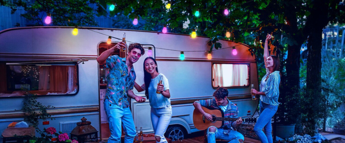 Girlanda ogrodowa GOVEE H7020 RGBW 48FT Outdoor string light Wi-Fi/Bluetooth, girlanda, ogród, RGBICWW, wieczór, Grupa przyjaciół przy kamperze z kolorowymi lampami LED.