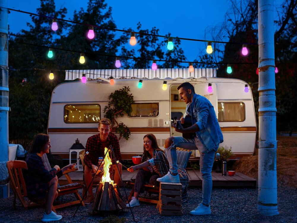 Girlanda ogrodowa GOVEE H7020 RGBW 48FT Outdoor string light Wi-Fi/Bluetooth, Wi-Fi, Alexa, 24W, Matter, Przy ognisku z kolorowymi girlandami LED nad kamperem.