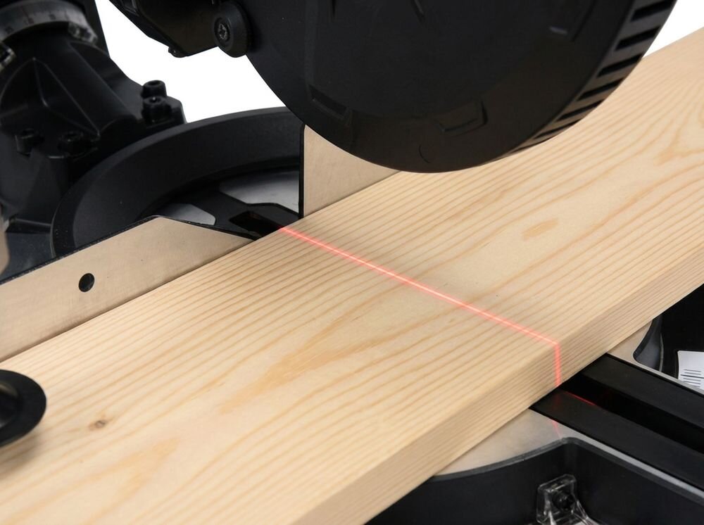 Pilarka ukosowa YATO YT-82175 średnica tarczy 305MM 1800W, laser, wskaźnik, linia, precyzja, Czerwona linia wskaźnika laserowego na desce.