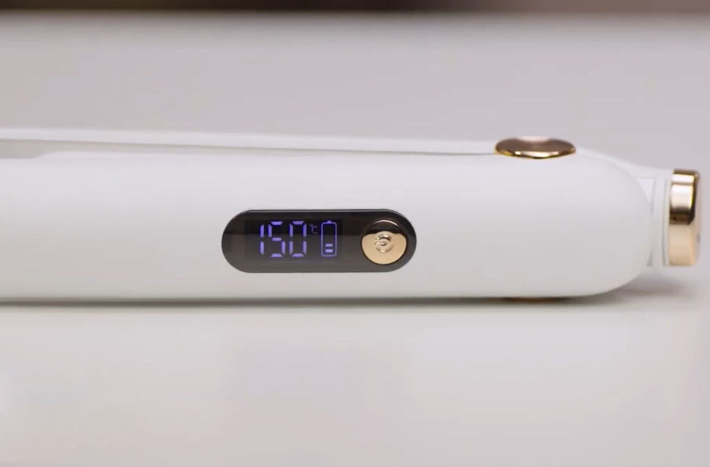 Prostownica bezprzewodowa BEAUTYME HS707W Zbliżenie na cyfrowy wyświetlacz LCD bezprzewodowej prostownicy BeautyMe HS707W, pokazujący ustawioną temperaturę 150°C oraz wskaźnik poziomu naładowania baterii.