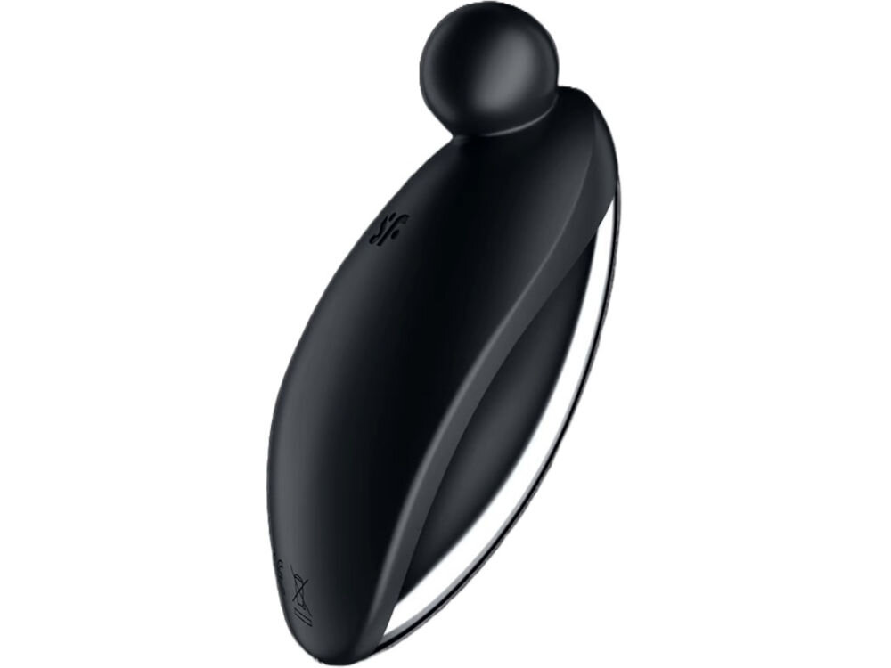 SATISFYER SPOT ON 2 Wibrator Łechtaczkowy Czarny czarny wibrator leży bokiem kulka białe tło wyjątkowy styl lśniąca obudowa z ABS aksamitny silikon ergonomiczny kształt pełna kontrola i wygoda użytkowania Kompaktowe wymiary (9 x 4,5 x 4 cm) prosty system ładowania kabel z magnetyczną końcówką dla osób rozpoczynających przygodę z zabawkami erotycznymi dyskrecja skuteczność