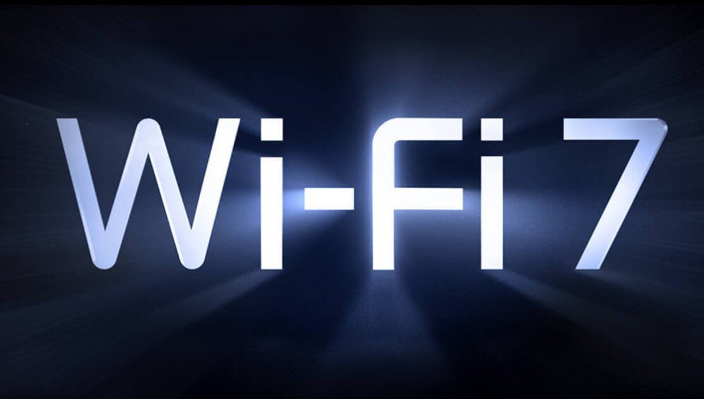 Router TP-LINK Archer BE550 Grafika z napisem 'Wi-Fi 7' na ciemnym tle. Litery mają świetlisty efekt i promienie światła rozchodzące się wokół nich, standard Wi-Fi 7, przepustowość, prędkość, pasma