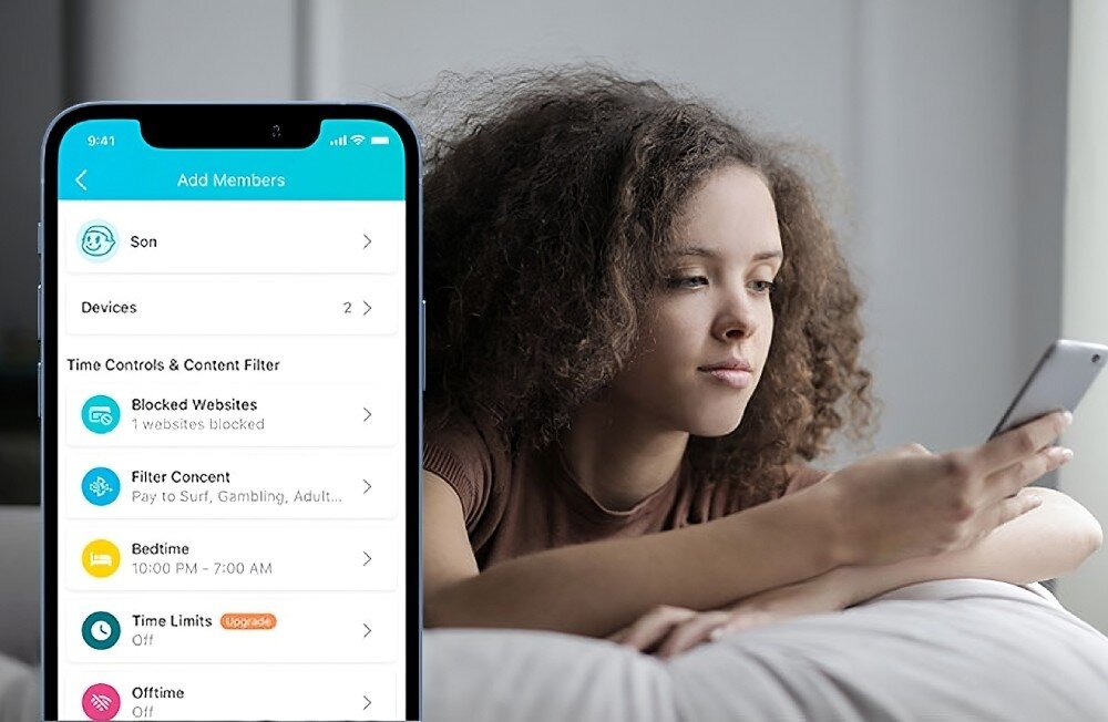 Router TP-LINK Archer BE800 Kobieta trzymająca smartfon, na ekranie aplikacja do zarządzania siecią. Widoczne opcje kontroli rodzicielskiej, blokowania treści i ustawiania limitów czasowych, aplikacja, funkcje, zarządzanie, konfiguracja