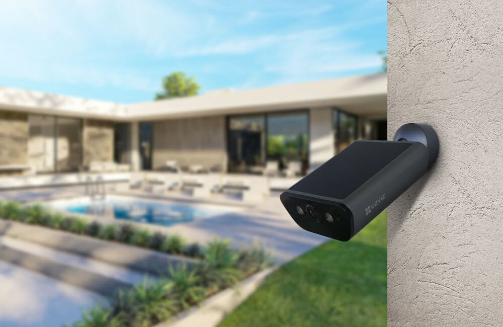 Kamera EZVIZ EB5 4K - 4K w akcji, kamera przymocowana na zewnątrz do ściany