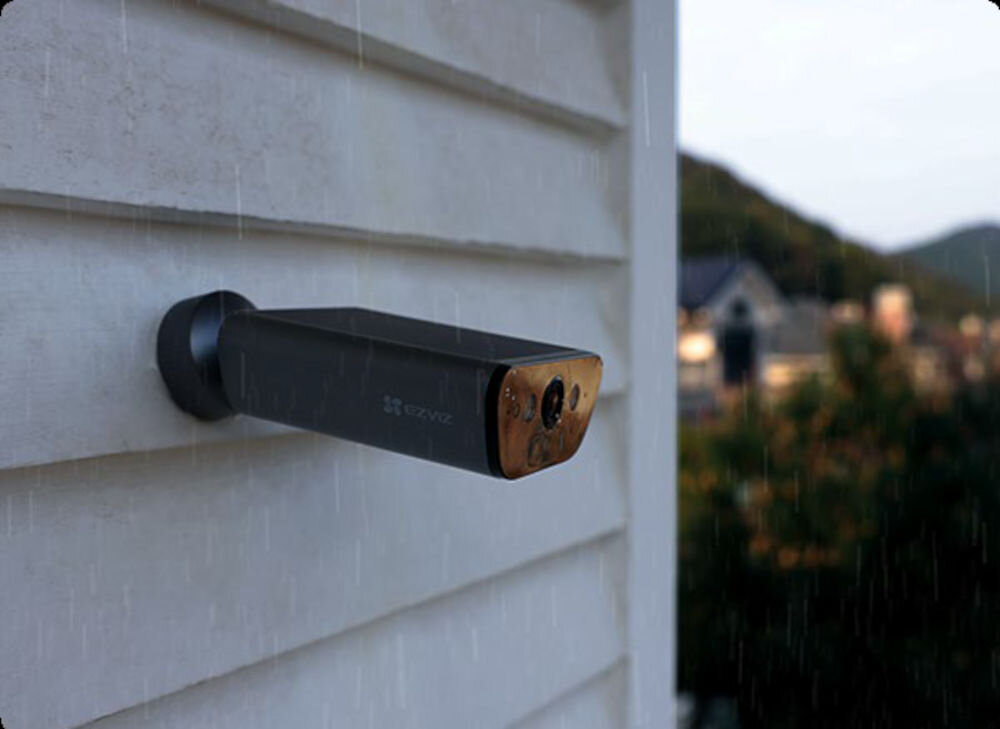 Kamera EZVIZ EB5 4K - Odporność na warunki pogodowe, kamera przymocowana do elewacji budynku