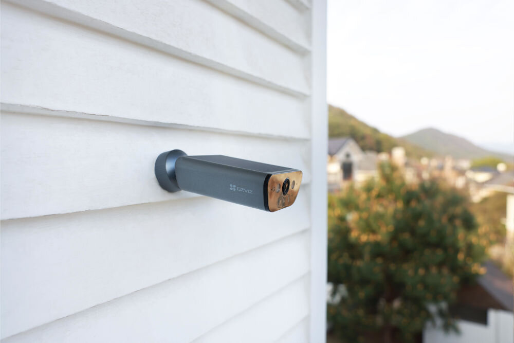 Kamera EZVIZ EB5 4K - Ekologicznie i bez kosztów, kamera przympcpwanma do elewacji budynku