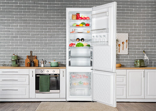 Otwarta lodówka MPM-311-FF-56 w zabudowie kuchennej.