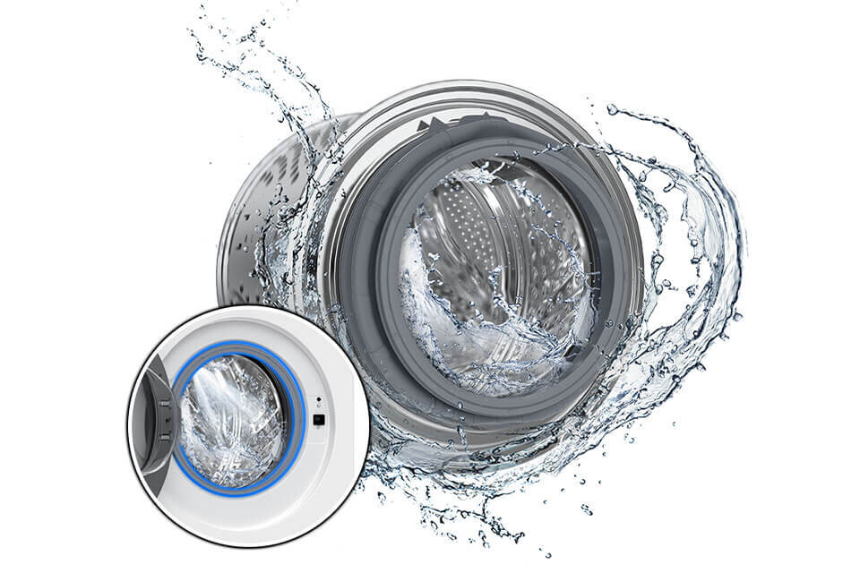 Obraz przedstawia bęben pralki z wodą rozpryskującą się wokół niego. W lewym dolnym rogu znajduje się powiększenie bębna z widocznym wirującym praniem.
