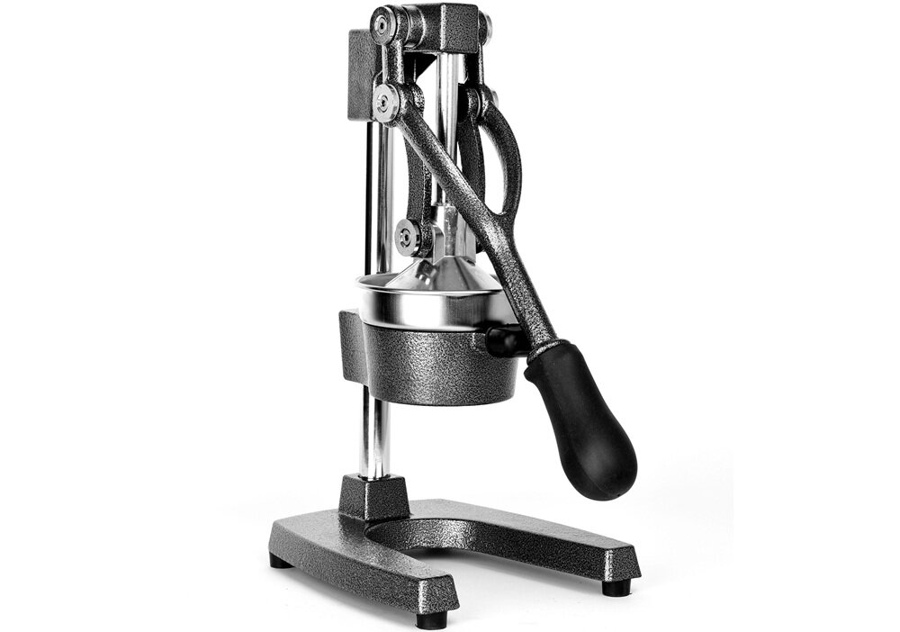 Metalowa wyciskarka do cytrusów z dźwignią i czarnym uchwytem. Urządzenie stoi na stabilnej podstawie.