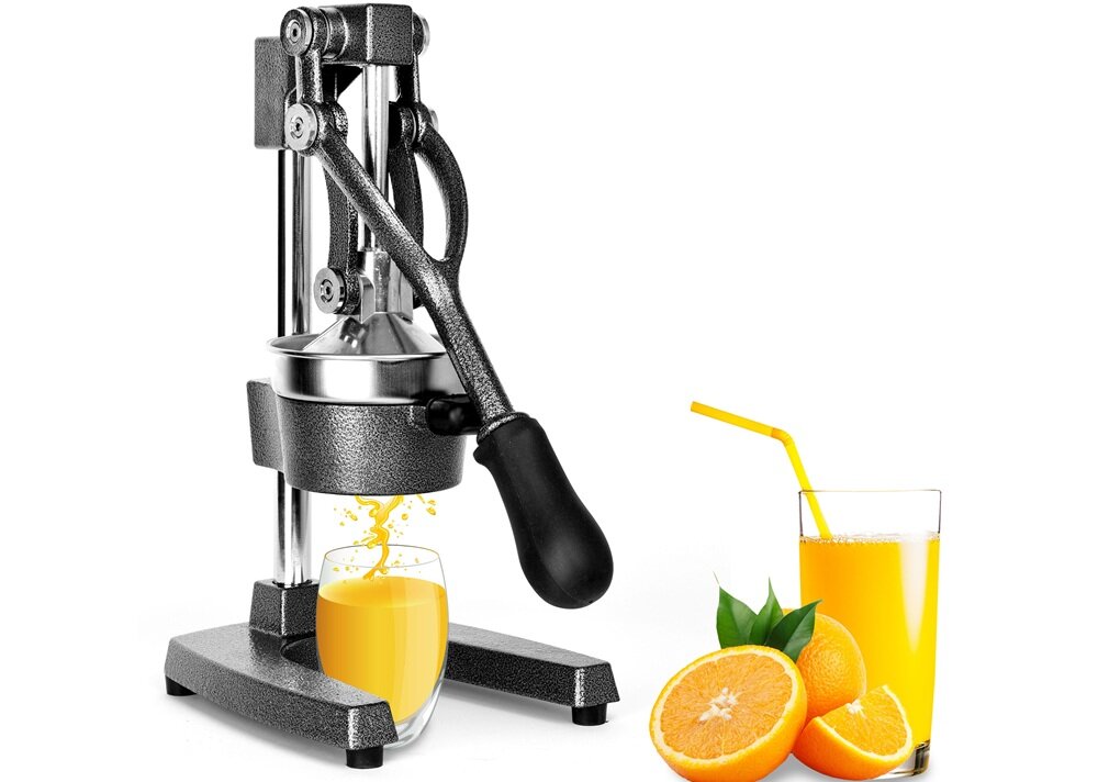 Na obrazie znajduje się metalowa wyciskarka do cytrusów z czarną rączką, obok której stoi szklanka z sokiem pomarańczowym. Obok szklanki leżą połówki pomarańczy i słomka.
