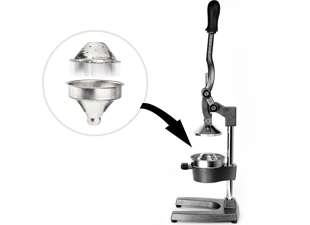 Na obrazie widoczna jest metalowa wyciskarka do cytrusów z dźwignią i podstawą. Obok znajduje się powiększenie elementów wewnętrznych, takich jak sitko i pojemnik.