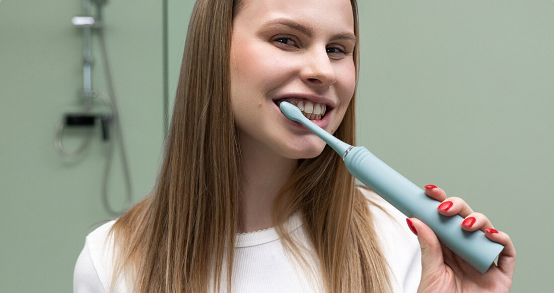 Szczoteczka soniczna SEYSSO Basic Color Aqua Grey zdjęcie lifestyle Subtelna elegancja  W trybie CLEAN Timer z 30-sekundowymi interwałami Akumulator działa nawet do 6 tygodni na jednym ładowaniu matowe wykończenie