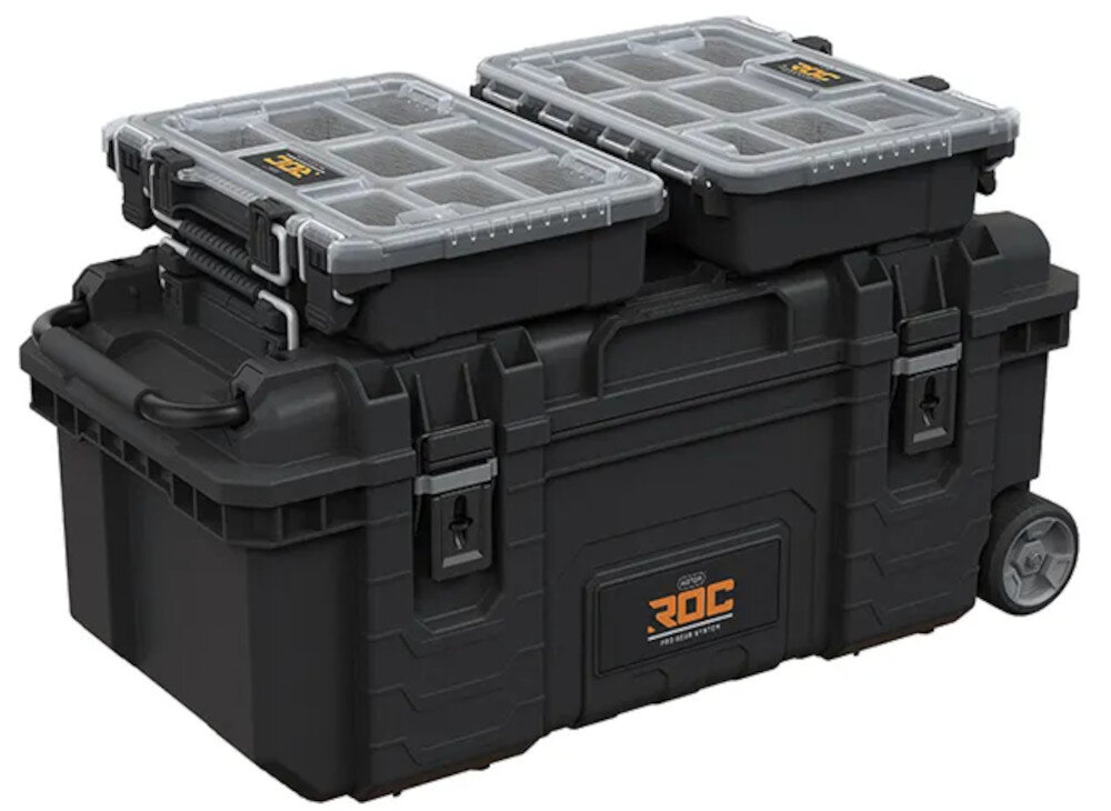 Organizer narzędziowy KETER Roc Pro Gear 2.0 białe tło organizer umieszczony na wieku skrzynki narzędziowej widok od przodu pod skosem pokrywa organizera jest przejrzysta z wytrzymałego tworzywa sztucznego ochrona przed uszkodzeniami mechanicznymi specjalna uszczelka zabezpiecza przed pyłem i wodą