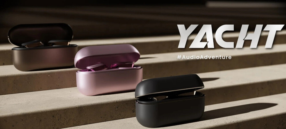 Słuchawki dokanałowe HIFUTURE Yacht dynamiczne brzmienie, komfort, mobilność, trzy pary etui wraz ze słuchawkami sotjące na schodach