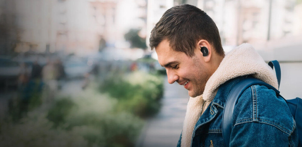 Słuchawki dokanałowe HIFUTURE Yacht redukcja szumów CVC8.0 rozmowy wiatrowe, sooba z założonymi słuchawkami stojąca na dworze