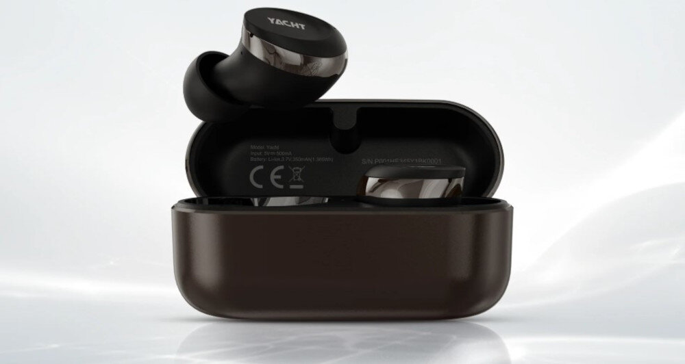 Słuchawki dokanałowe HIFUTURE Yacht metaliczne etui ładowanie elegancja, etui ładujące ze słuchawkami dokanałowymi na białym tle